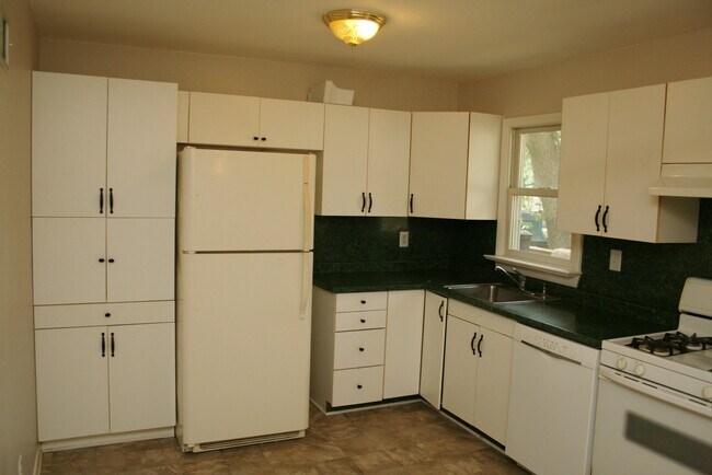 Building Photo - 576 Manor Rd
