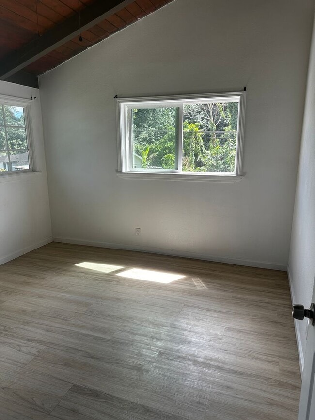 Building Photo - Upstairs 2 bedroom duplex in Kaneohe! 2 parking!