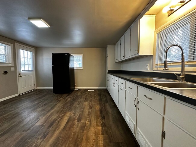 Building Photo - Recently Renovated 3 Bedroom 1 Bath Single...