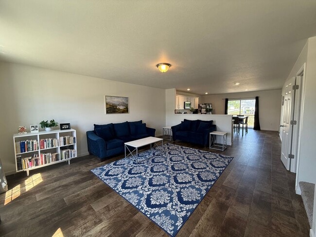 Building Photo - Spacious & Fully Furnished 5-Bedroom Colon...