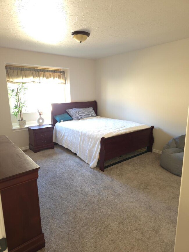 Building Photo - 982 4000 N