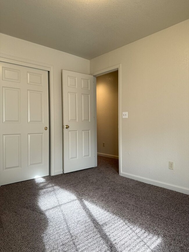 Building Photo - Adorbs 3/2 available NOW!!!