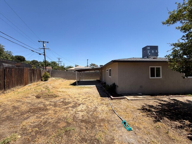 Building Photo - WoW! Newley Remodeled 3 BD 1 Ba house with a 1 Car Garage in East Bakersfield