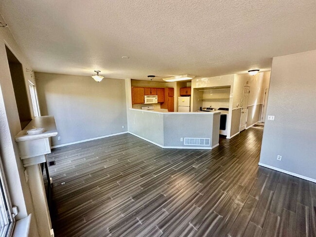 Building Photo - Available Immediately! Charming and cozy townhome in Thornton!
