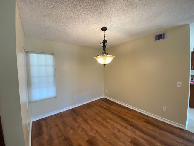 Building Photo - 3 Bedroom Home - Centrally Located with So...