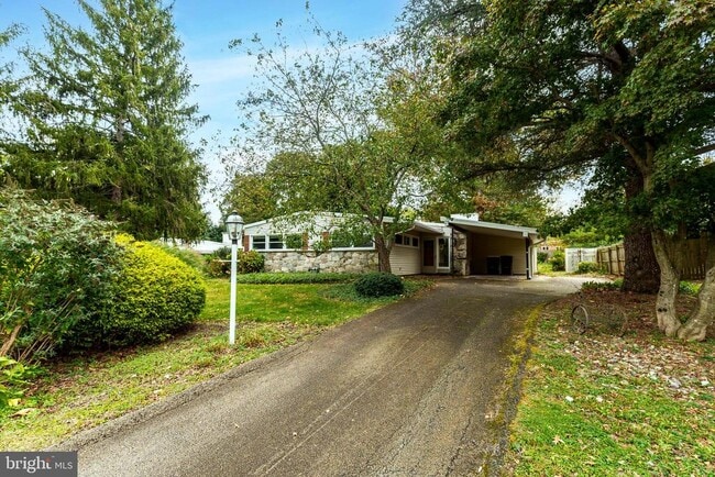 Building Photo - 548 Paddock Rd