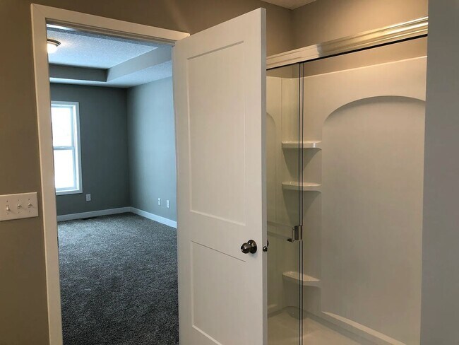 Building Photo - 4 bed house available in otsego!