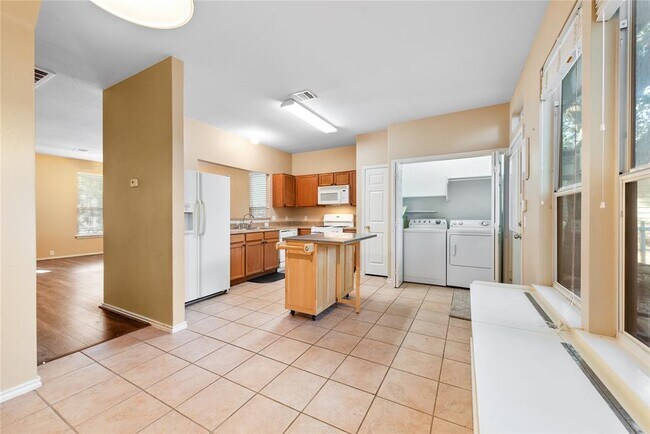 Building Photo - 6013 Negley