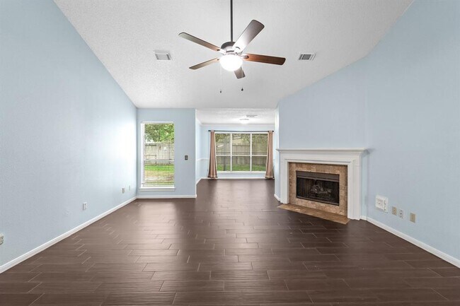 Building Photo - 3909 Greenwood Dr