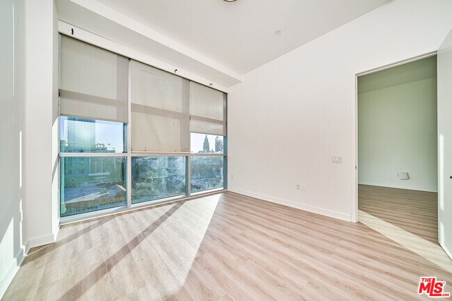 Building Photo - 3223 W 6th St