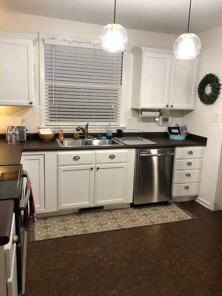 Kitchen - 633 Bel Air Dr