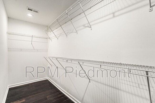 Building Photo - 1343 Lynford Dr SW