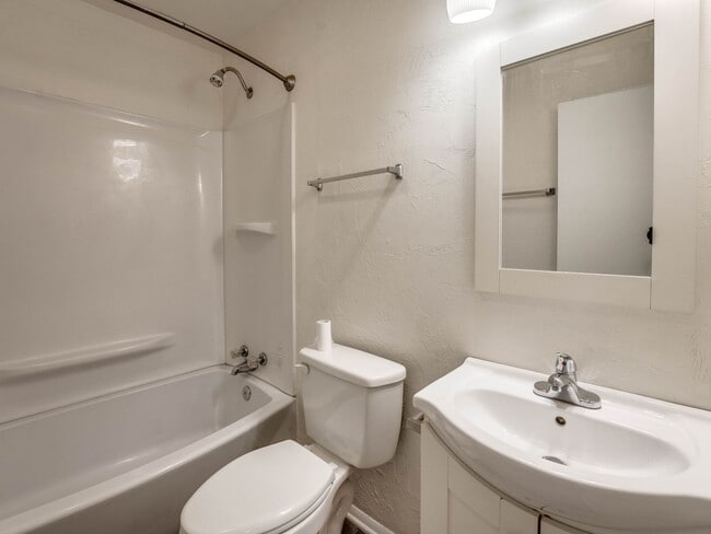 Building Photo - 2 Bedroom, 1 Bath Home in Shawnee!