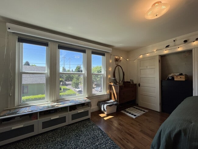 Building Photo - Warm and Welcoming Portland Home with Classic Charm, Modern Kitchen & Outdoor Deck