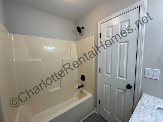 Building Photo - Newly remodeled home in Charlotte!