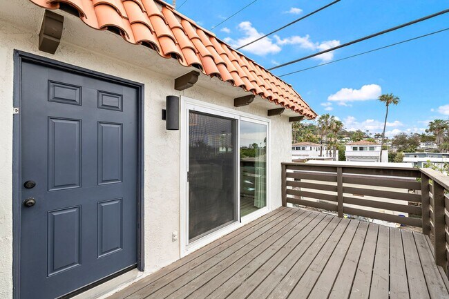 Building Photo - 219 Avenida Santa Barbara