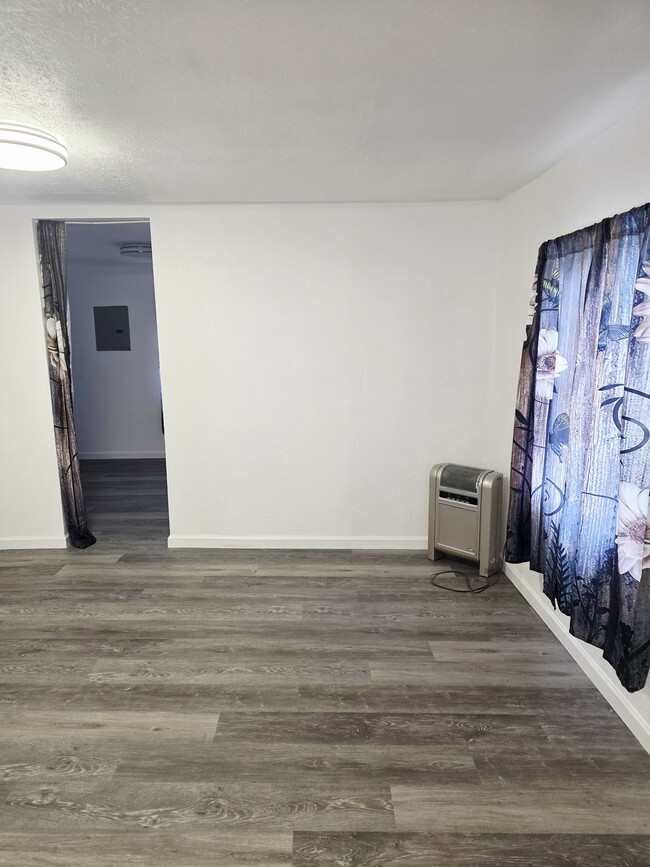 Building Photo - 603 W Chewelah Ave