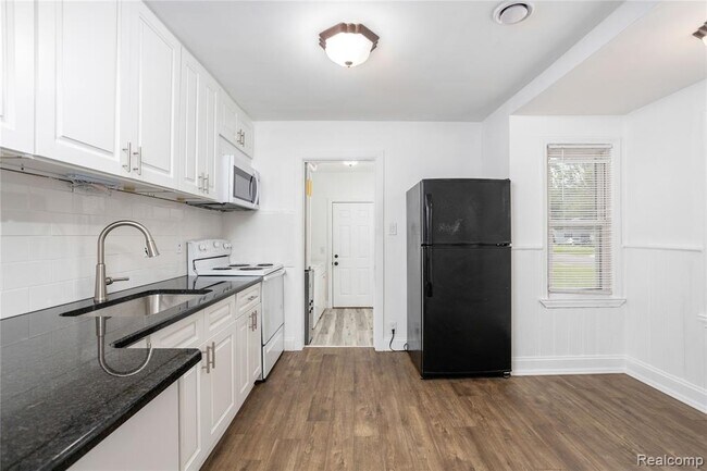 Building Photo - 18261 Brentwood St