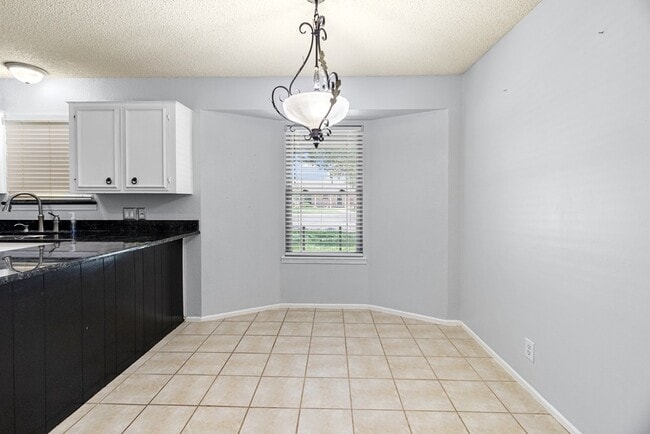 Building Photo - 2405 Emerson Ct