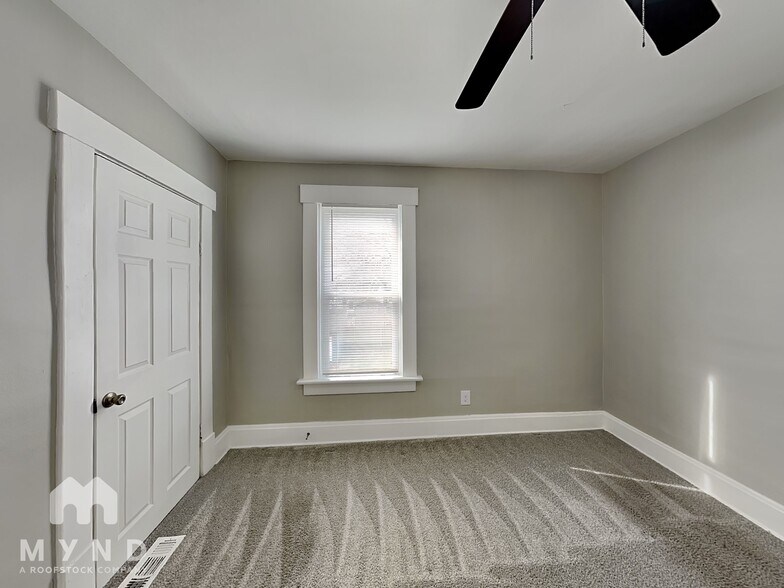 Building Photo - 153 N Oakley Ave