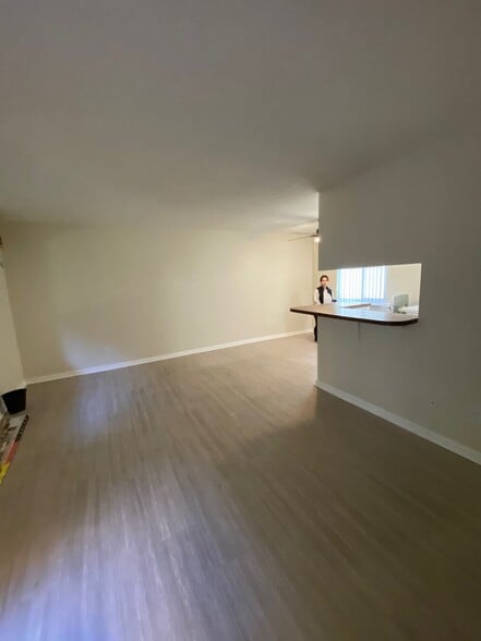 Building Photo - 626 E Chevy Chase Dr