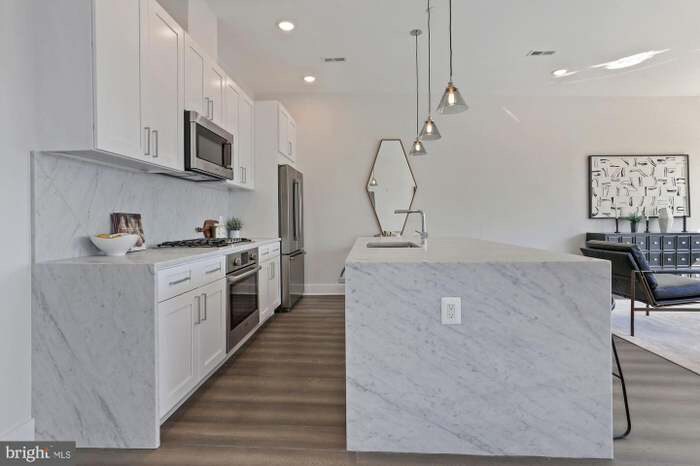 Building Photo - 1255 Penn St NE