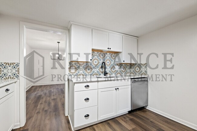 Building Photo - 301 N Spruce St