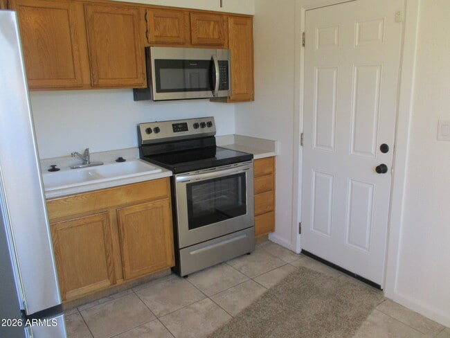 Building Photo - 820 W Knox Rd