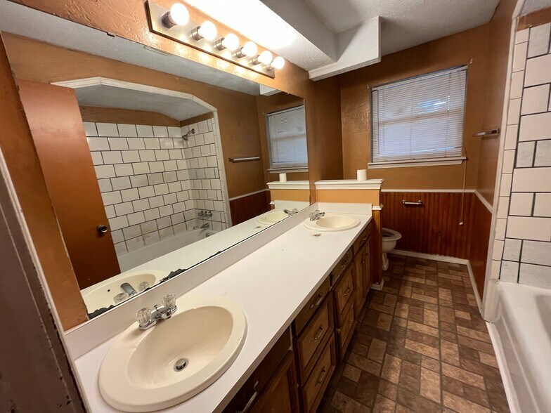 Building Photo - 4700 SE 42nd St