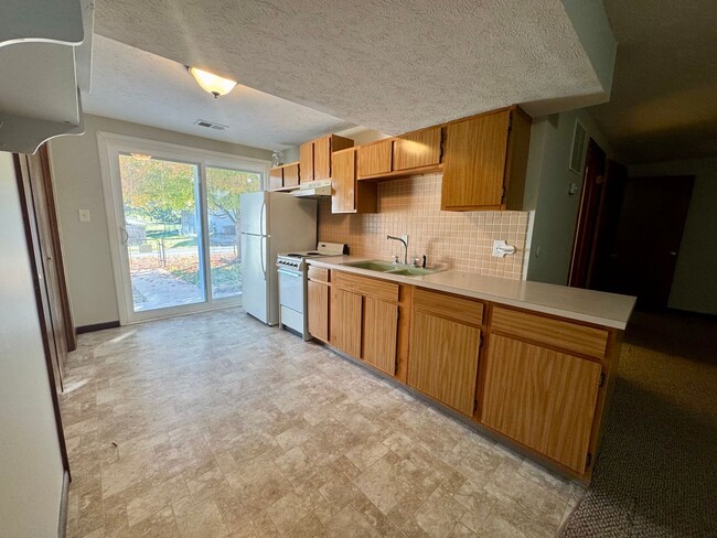 Building Photo - **DEPOSIT SPECIAL** 3 bedroom, 2 bath townhouse in COLLEGE VIEW