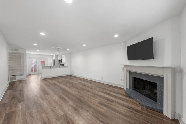 Building Photo - Updated Amazing Townhome