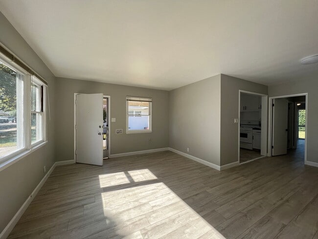 Building Photo - One Bedroom, Super Cute! Midtown duplex unit