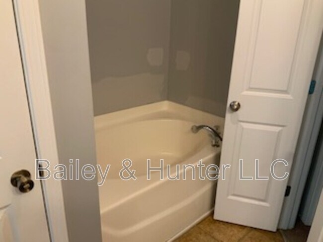 Building Photo - 473 Mulberry Row