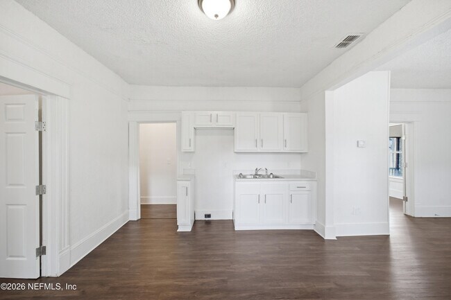Building Photo - 1123 E 14th St