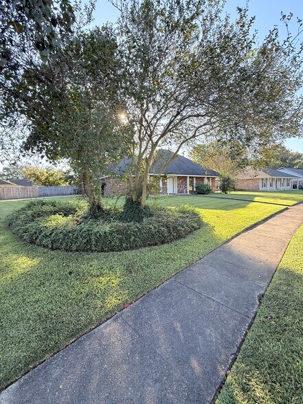 Building Photo - 2011 Aspenwood Dr