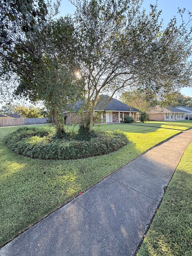 Building Photo - 2011 Aspenwood Dr