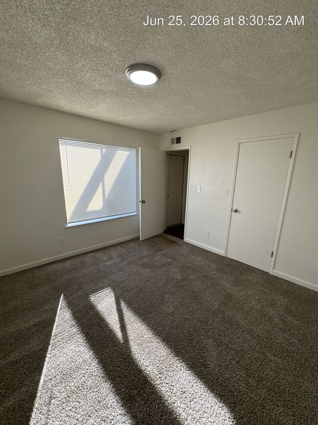 Building Photo - Upstairs unit MOVE IN READY!