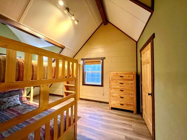 Building Photo - ** SEASONAL RENTAL ** YOUR ALASKAN CABIN I...