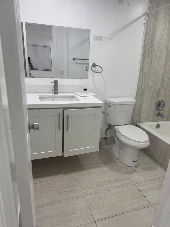 Building Photo - 5515 N Lakewood Cir