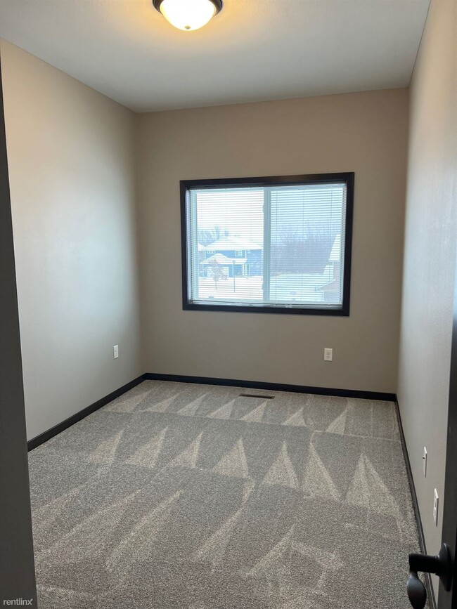 Building Photo - 3 br, 2.5 bath Townhome - Benson Courtyard...