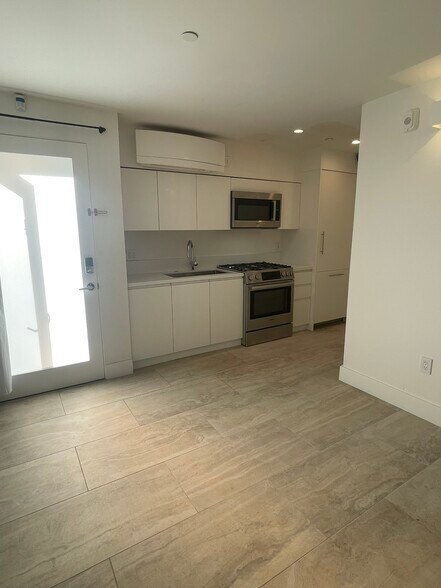Beautiful New Kitchen with Top of the Line Appliances - 5111 Ocean Front Walk
