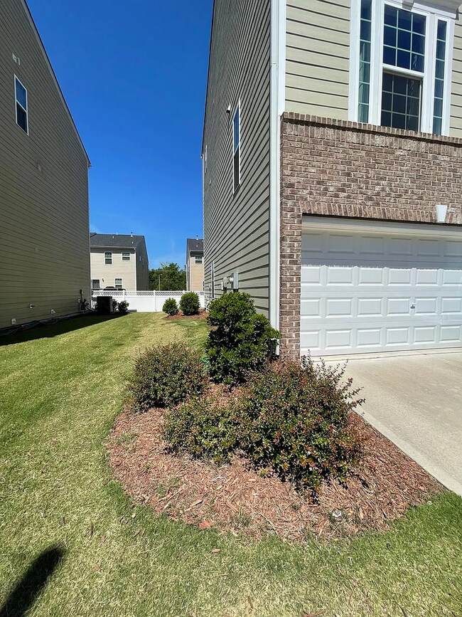 Building Photo - Stunning 3BD, 2.5BA End Unit Durham Townho...