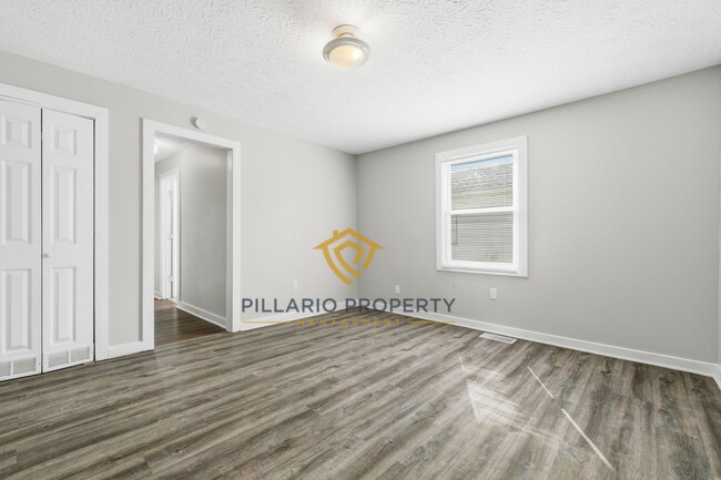 Building Photo - Updated 3 Bedroom Near Forest Manor, Available NOW!