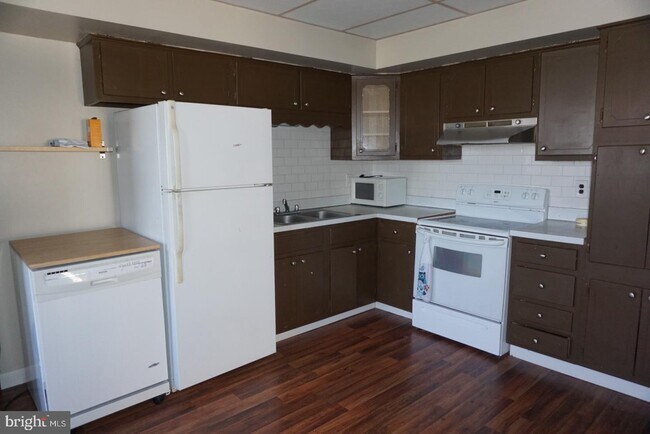 Building Photo - 117 E Lancaster Ave