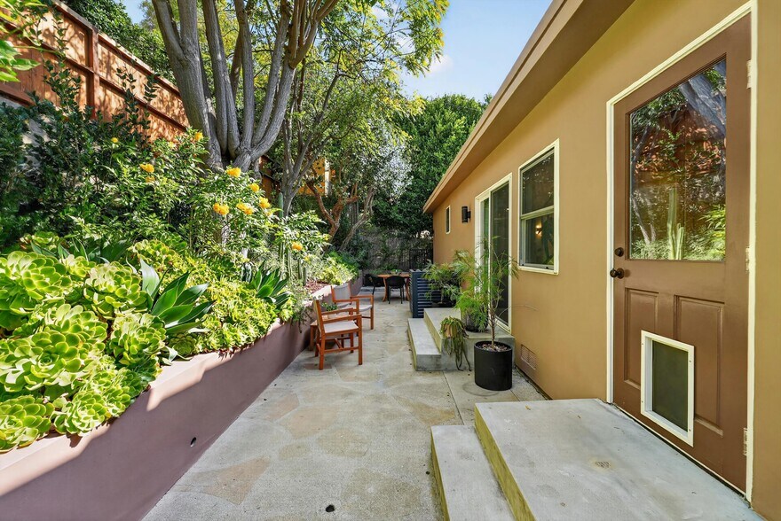 Building Photo - 1515 Rendall Pl