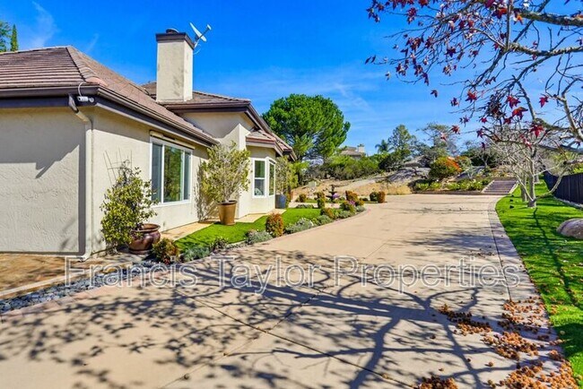 Building Photo - 29059 Meadow Glen Way W
