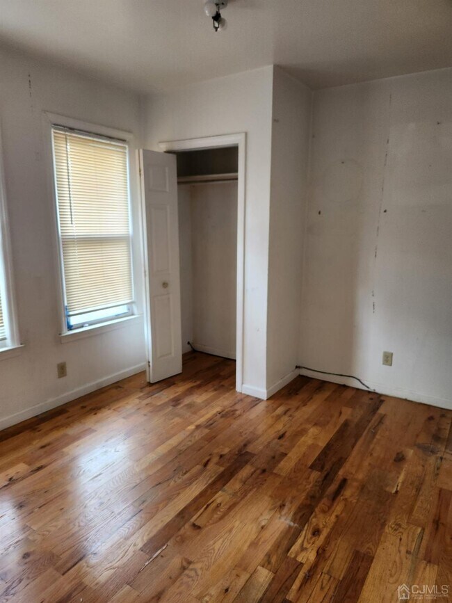 Building Photo - 68 Llewellyn Ave