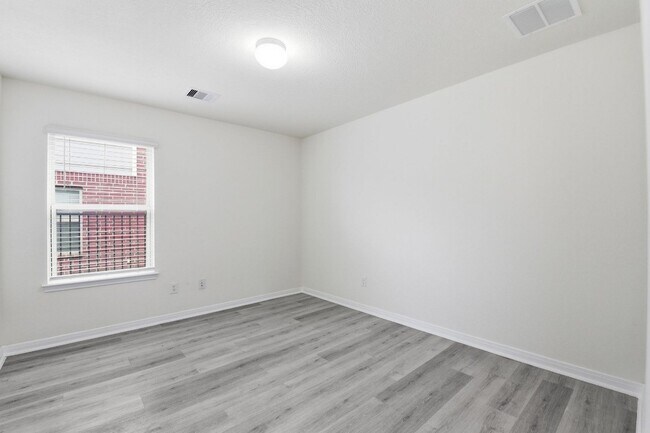 Building Photo - 10433 Russell Pines Dr