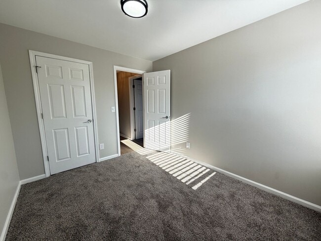 Building Photo - Move-In Ready University Area Condo with Modern Upgrades