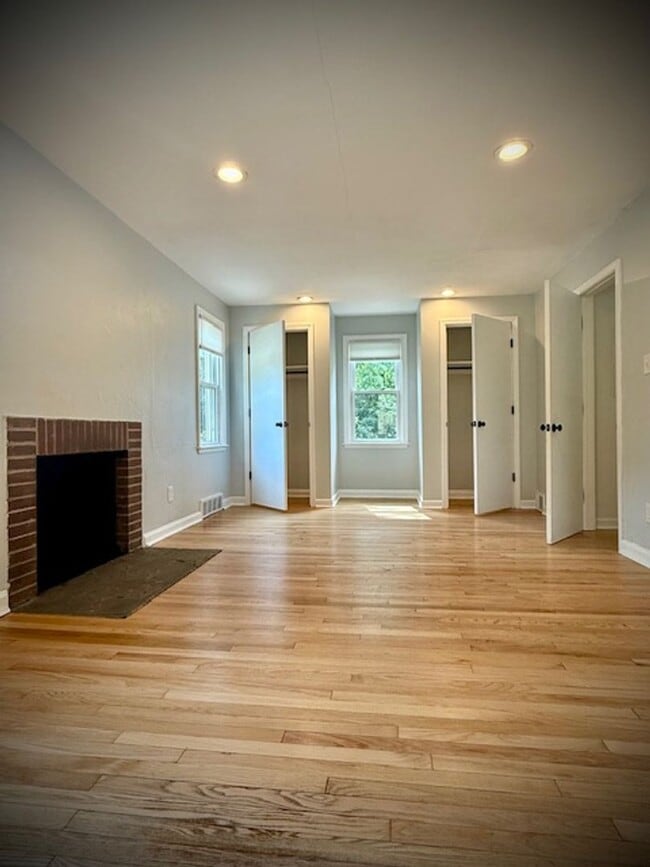Building Photo - Updated, spacious 1 bedroom 1 bath located...